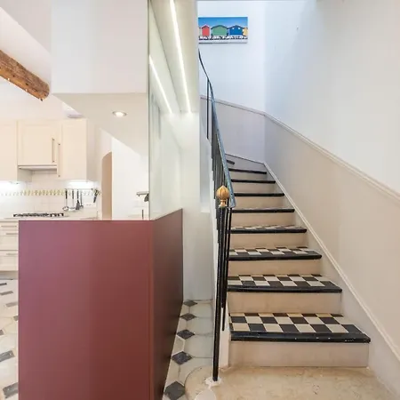 Superb With Swimming Pool & Sauna Villa *